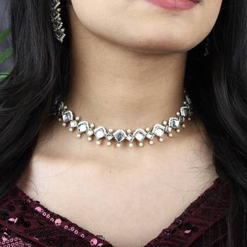 V   s square necklace 2