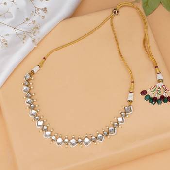 V   s square necklace 3