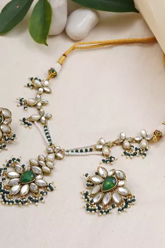 Floral grace choker set
