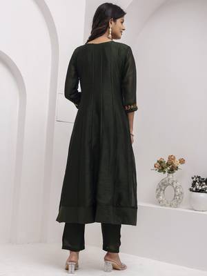 Green color vichitra silk floral embroidery kurta set with dupatta 2