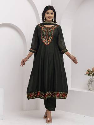 Green color vichitra silk floral embroidery kurta set with dupatta 4