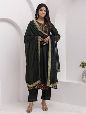 Green color vichitra silk floral embroidery kurta set with dupatta 5