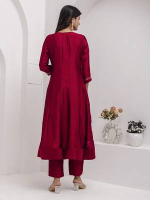 Red color vichitra silk floral embroidery kurta set with dupatta 2