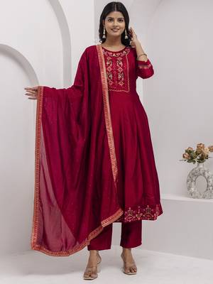 Red color vichitra silk floral embroidery kurta set with dupatta 4