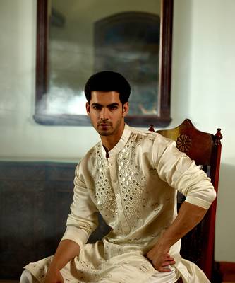 White embroidered mirror work linen daniyal kurta 2