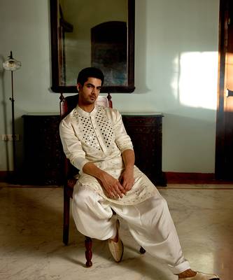 White embroidered mirror work linen daniyal kurta 4