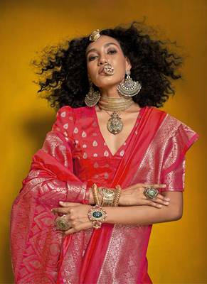 Red two tone handloom weaving silk blend saree with contrast pallu  2