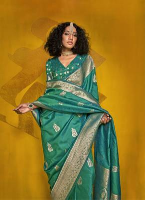 Peacock green two tone handloom weaving silk blend saree with contrast pallu  2