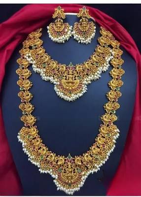 Regal lakshmi temple jewelry set - gold-plated Necklace :: and earrings with pearl clusters 1