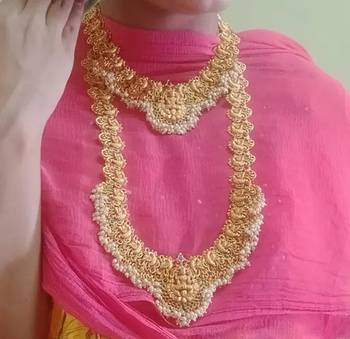 Regal lakshmi temple jewelry set - gold-plated Necklace :: and earrings with pearl clusters 2