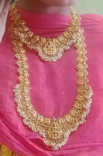 Regal lakshmi temple jewelry set - gold-plated Necklace :: and earrings with pearl clusters