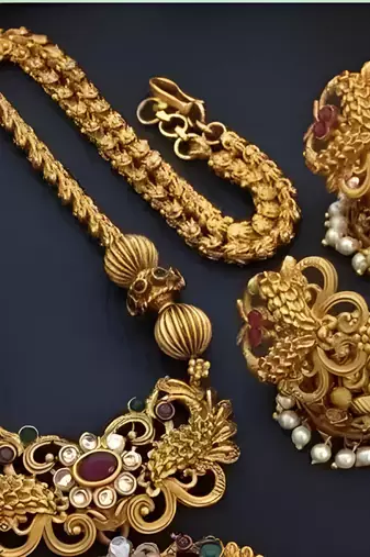 Antique-finish temple jewelry set - traditional south indian gold-plated Necklace :: and earrings with pearl drops