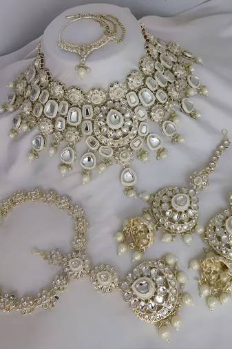 Elegant polki kundan bridal set with necklace, earring & mathapati-handcrafted indian wedding jewelry with pearl accents