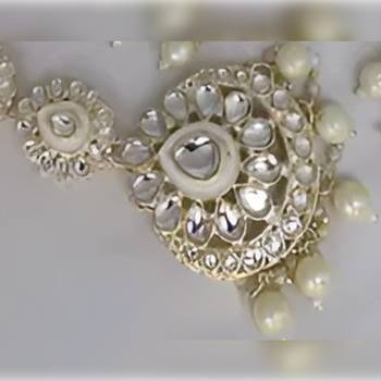Elegant polki kundan bridal set with necklace, earring & mathapati-handcrafted indian wedding jewelry with pearl accents 3