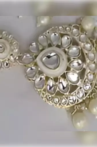 Elegant polki kundan bridal set with necklace, earring & mathapati-handcrafted indian wedding jewelry with pearl accents