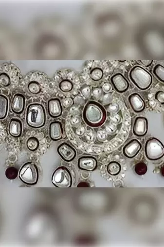 Elegant polki kundan bridal set with necklace, earring & mathapati-handcrafted indian wedding jewelry with pearl accents