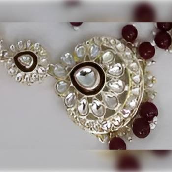 Elegant polki kundan bridal set with necklace, earring & mathapati-handcrafted indian wedding jewelry with pearl accents 3