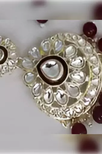 Elegant polki kundan bridal set with necklace, earring & mathapati-handcrafted indian wedding jewelry with pearl accents