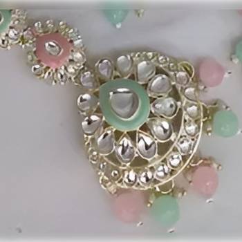 Elegant polki kundan bridal set with necklace, earring & mathapati-handcrafted indian wedding jewelry with pearl accents 3