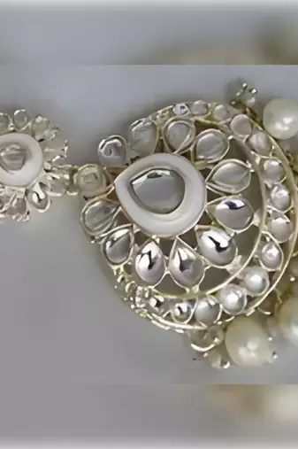 Luxurious white kundan bridal set - complete semi wedding jewelry collection with pearl embellishments