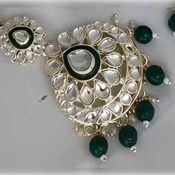 Luxurious green kundan bridal set - complete semi wedding jewelry collection with pearl embellishments 3