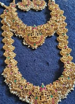 Regal lakshmi temple jewelry set - gold-plated Necklace :: and earrings with pearl clusters 3