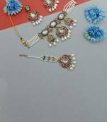 Regal pearl kundan choker jewelry set with maang tikka - traditional indian wedding & festival collection