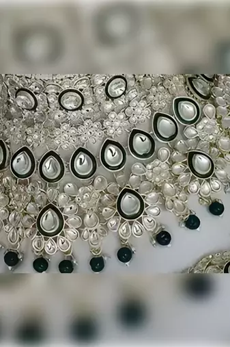 Luxurious green kundan bridal set - complete semi wedding jewelry collection with pearl embellishments