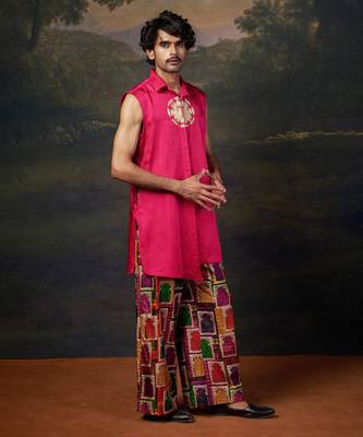 Pink hand-embroidered logo kurta with pyjama 3