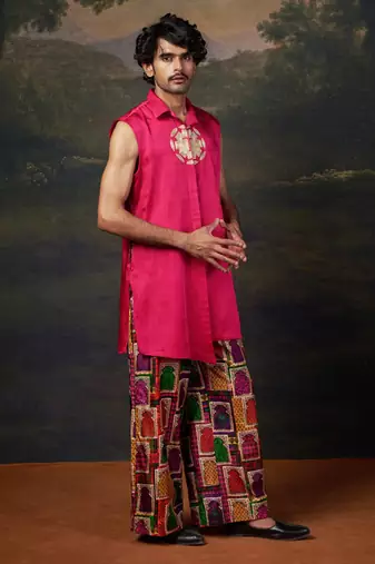 Pink hand-embroidered logo kurta with pyjama