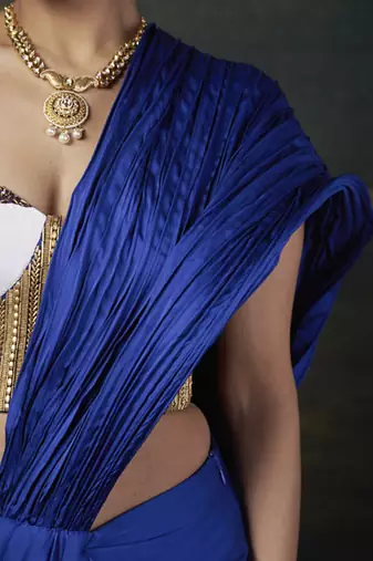 Fully hand-embroidered & hand-stitched blouse with stylish wire work pallu cocktail saree