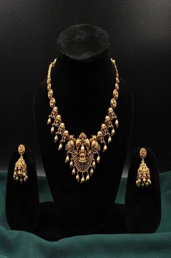 Gold  plated pendant drop temple short necklace set