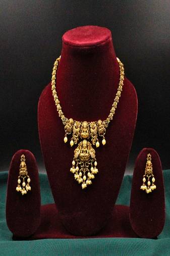 Gold plated pearl temple short necklace set