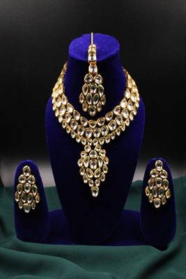 Gold plated meenakari kundan heavy choker necklace set with maangtikka 1