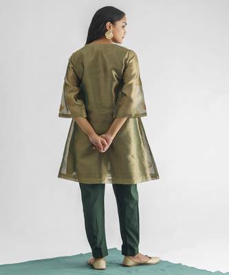 Green floral embroidered tissue fabric kurta with pant 2