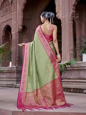 Light green munga zari silk blend kanjivaram with zig zag pattern saree 3