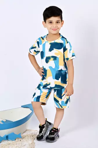 White cotton knitted abstract printed half sleeves t-shirt and shorts set for boys