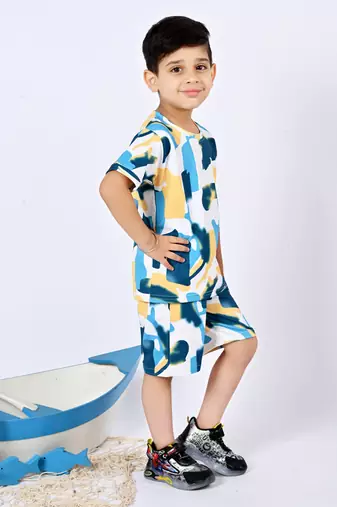 White cotton knitted abstract printed half sleeves t-shirt and shorts set for boys