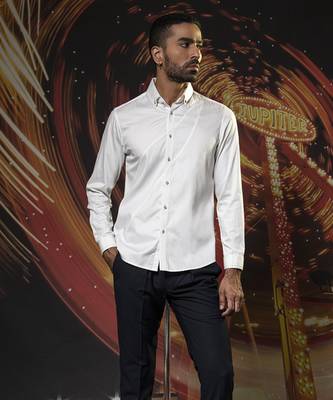 White plain cotton men's shirt with creative curved style 2