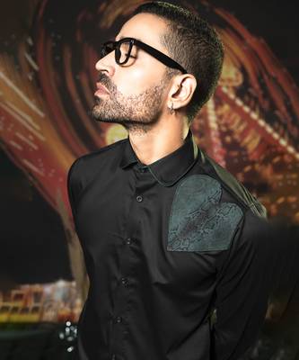 Black plain cotton men's shirt with heart-shaped patch 4