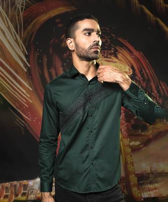 Green plain cotton men's shirt with patch of snake print 2