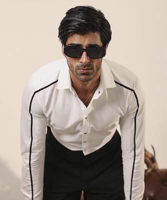 White plain cotton men's shirt with sleek navy blue stripe 3