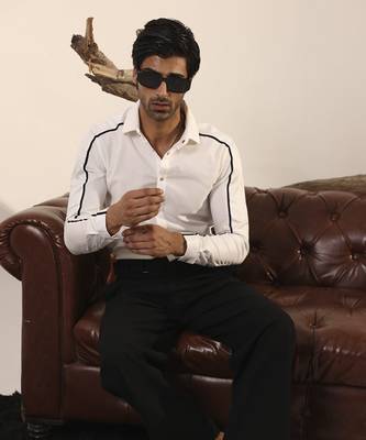 White plain cotton men's shirt with sleek navy blue stripe 4
