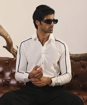 White plain cotton men's shirt with sleek navy blue stripe 5