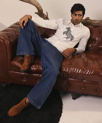 White plain cotton men's shirt with a dazzling horse design 1
