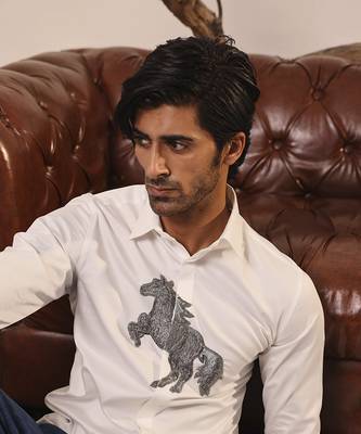 White plain cotton men's shirt with a dazzling horse design 3