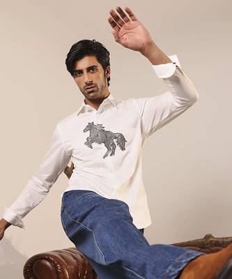 White plain cotton men's shirt with a dazzling horse design 4