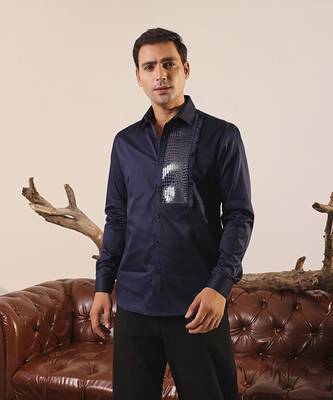 Blue plain cotton men's shirt with scaly texture leather patch 1