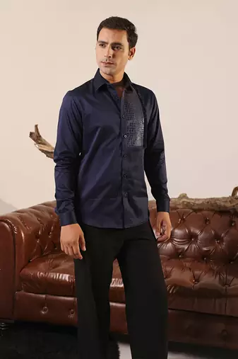 Blue plain cotton men's shirt with scaly texture leather patch