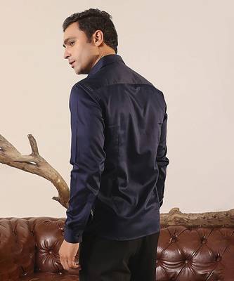 Blue plain cotton men's shirt with scaly texture leather patch 4